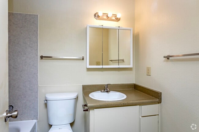 2BR, 1.5BA - 896SF - Primary Bathroom