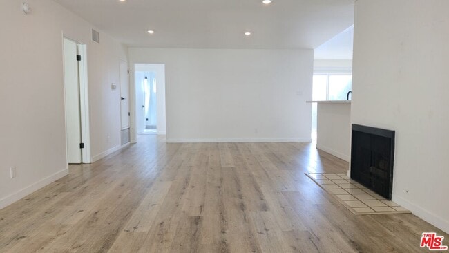 Building Photo - 1650 S Bentley Ave Unit 302