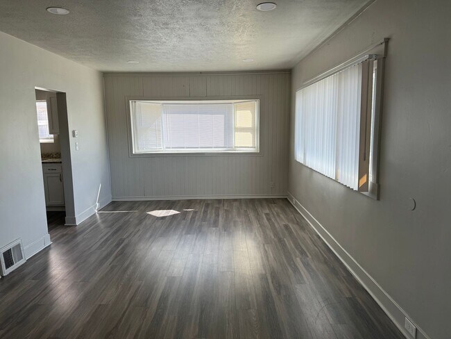 Building Photo - 2312 Harrison Blvd Unit Upstairs Rental