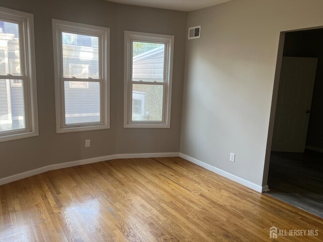 Photo - 104 W High St