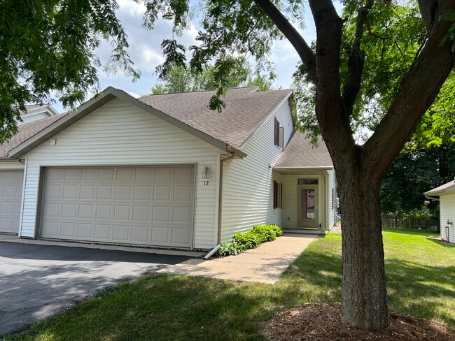 2807 Lakeshore Dr Unit 2805 LakeshoreDr.#10