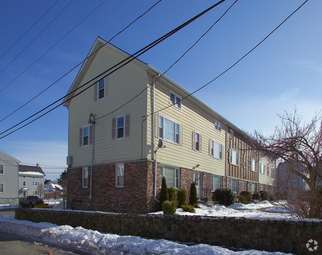 Building Photo - 6-22 Carver St Rental