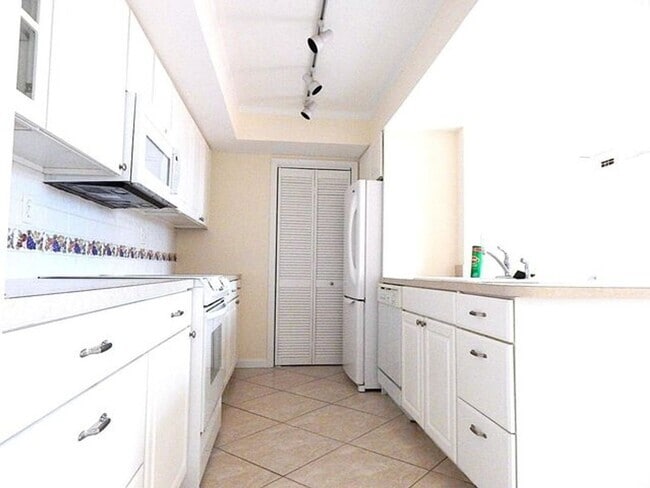 Building Photo - 5250 Woodland Lakes Dr Rental