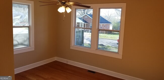 Photo - 10 Kirkwood St NE