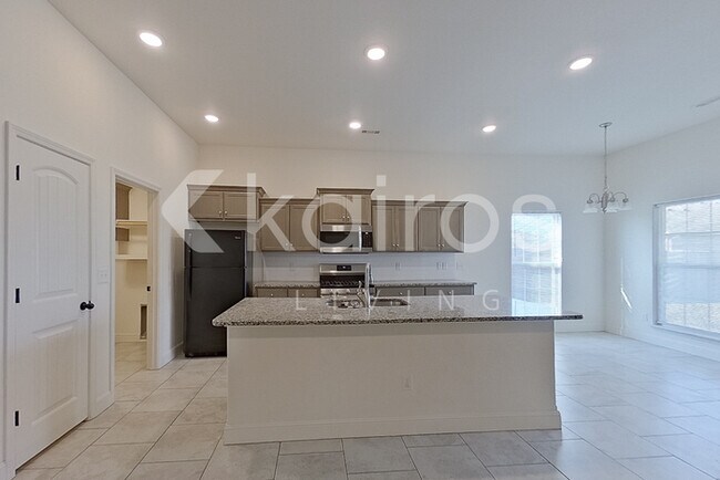 109 Pin Oak St