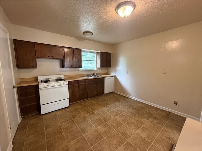 Photo - 2205 Dogwood Pl
