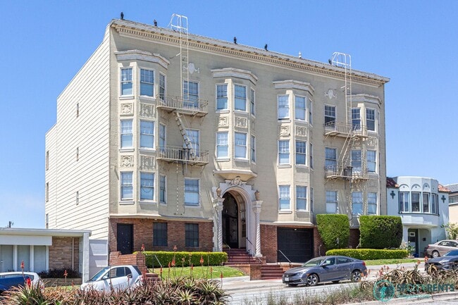 Building Photo - Sunset: Large Top Floor Studio Apartment with Views, Onsite Laundry & Optional Parking Unit 2275 19th Avenue #17