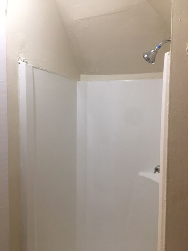 Photo - 3 or 15 month lease .Walk to Woodland Park...