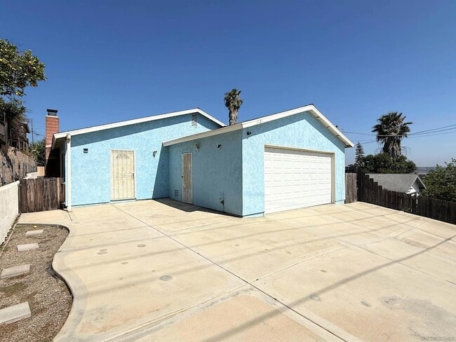 Building Photo - 1121 Grand Ave