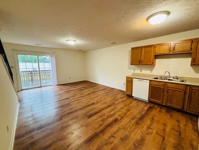 Photo - 105 Majestic Dr NW