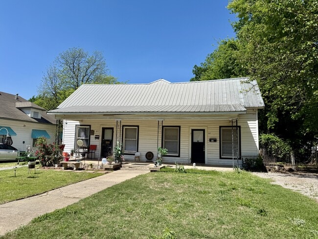 Building Photo - 817 Hargrove St