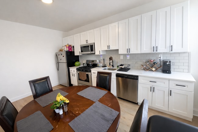 Photo - Bright Renovated 2-Bedroom w/ Stainless Kitchen & 1,000 Sq Ft Unidad 2F