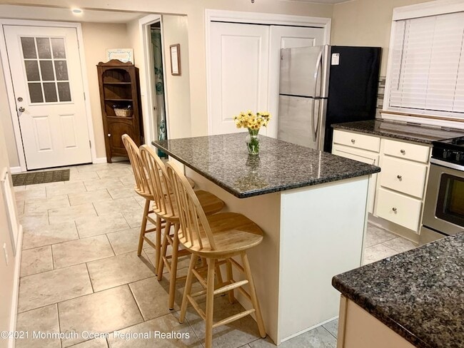 Building Photo - 61 Fielder Ave Unit 1ST FLR Rental