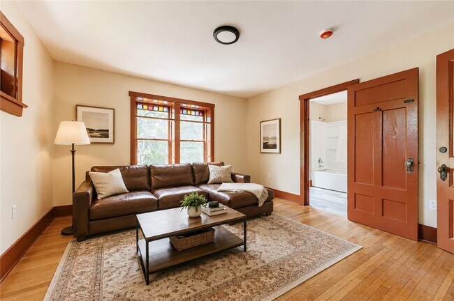 Photo - 266 Lyndhurst St