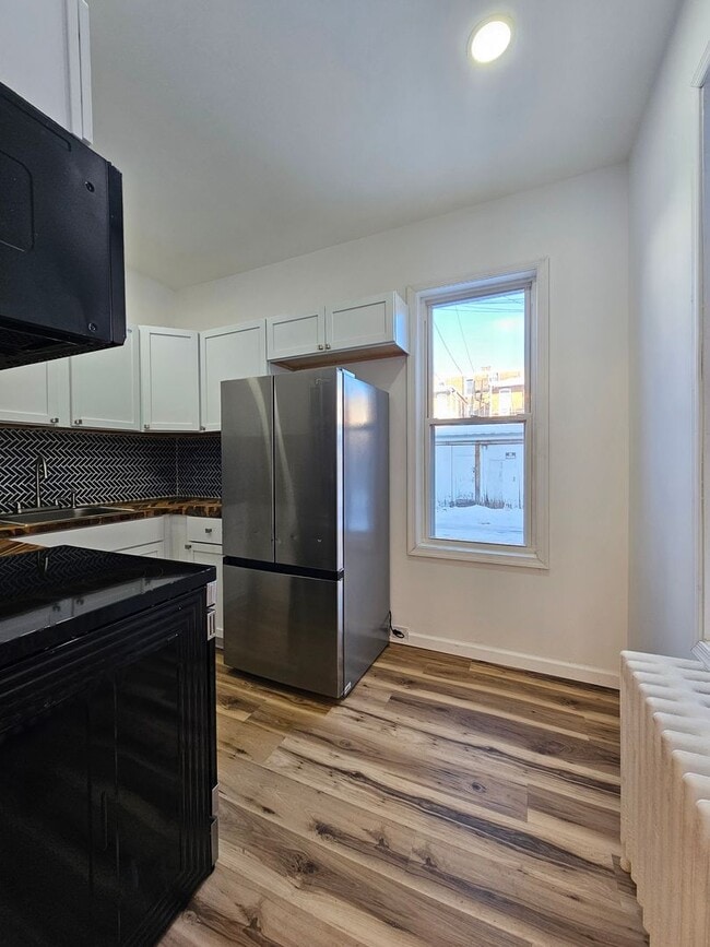 Photo - 921 W Poplar St