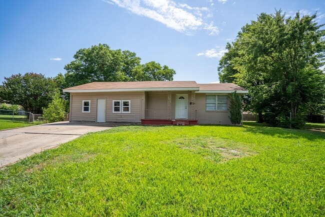 Building Photo - 3 BEDROOM 1 BATHROOM HOME FOR RENT!