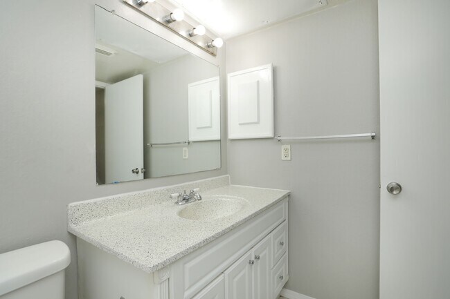 Photo - 2100 Wilcrest Dr Unidad 127
