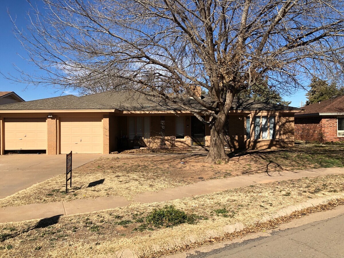 Spacious House Located on a Cul-de-sac Street - Spacious House Located on a Cul-de-sac Street