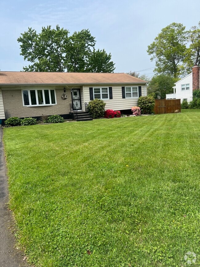 Building Photo - 323 Shingle Hill Rd Rental