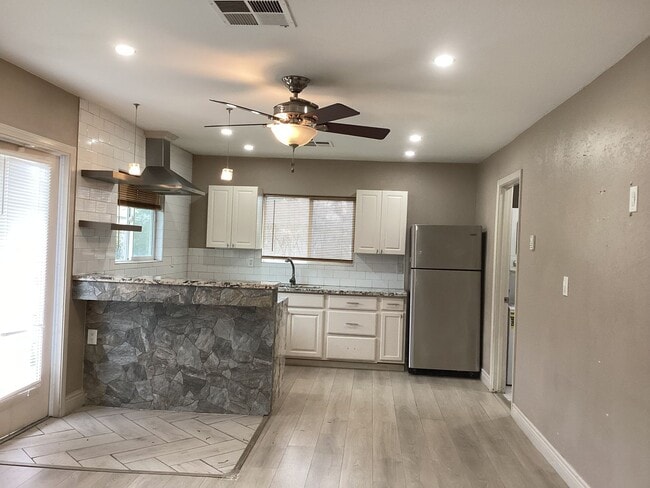 Photo - 1222 W Saginaw Way