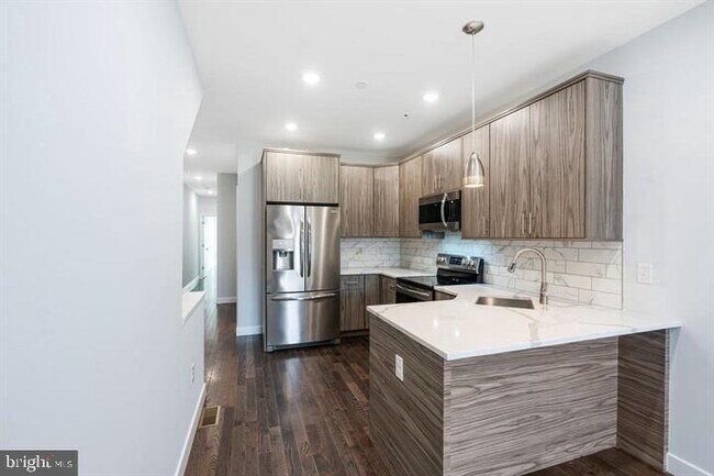 Building Photo - 1752 N Marshall St Unit 1