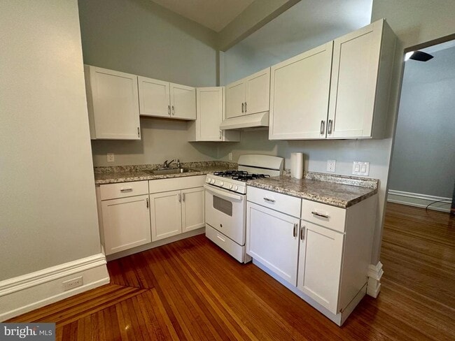 Building Photo - 146 Sumac St