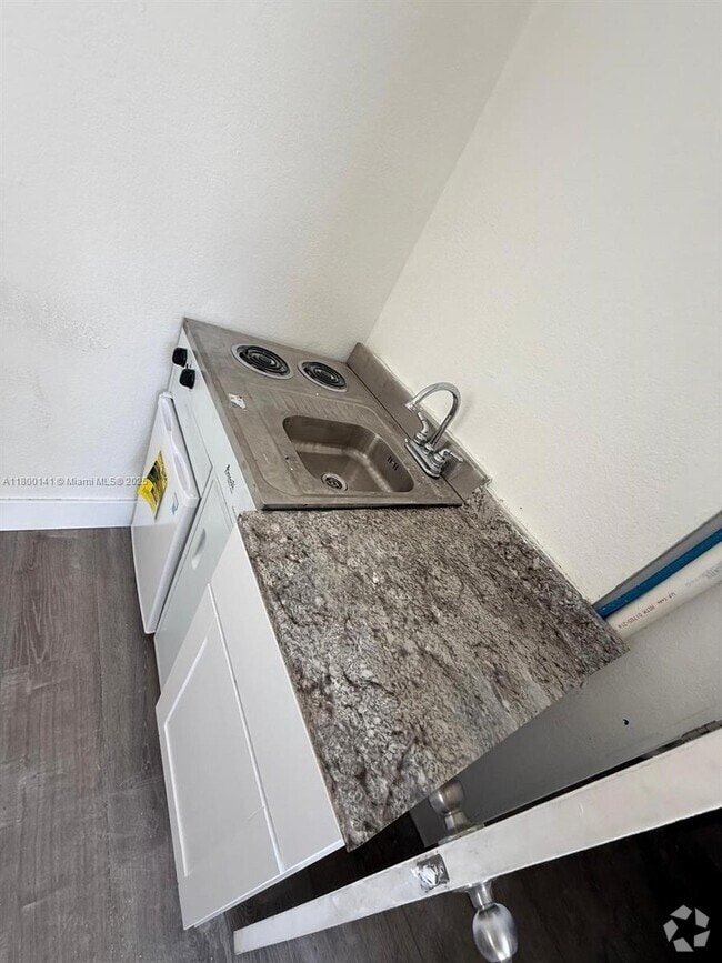 Building Photo - 210 SW 30th Ave Unit EFF Rental
