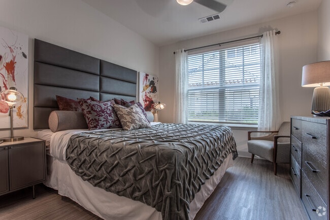 2 BR, 2 BA - 1091 SF