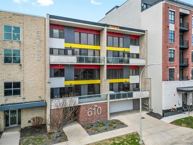 Building Photo - 610 S Troy St Unit 102