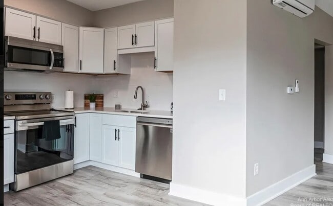 Building Photo - 320 Koch Ave