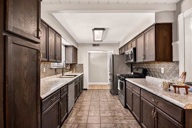 6 Mayfair Dr