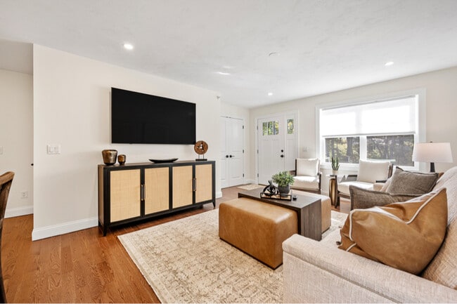 Photo - 404 Oxford St N