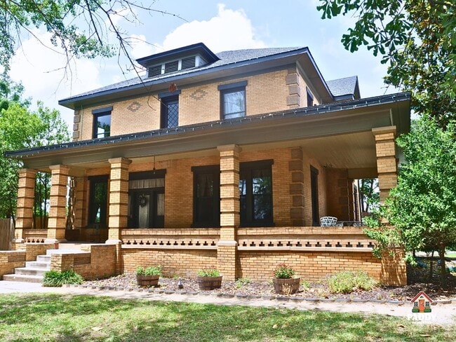 Photo - 406 W 1st St