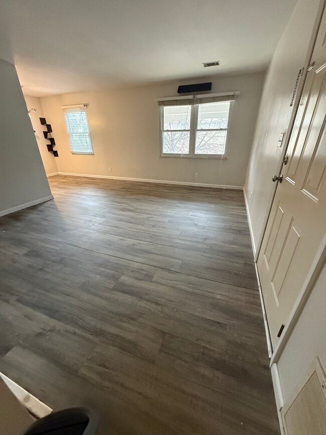 Photo - 718 Village Ln Unidad 16