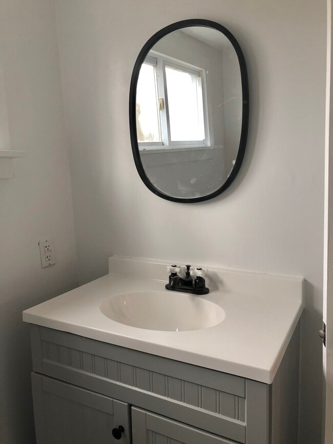 upstairs half bathroom - 11 Waterside Ln Unit Apt B