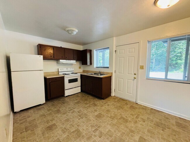 Photo - 3 Bedroom 1 Bath Apartment