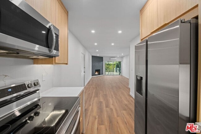 Building Photo - 2447 Beachwood Dr Rental