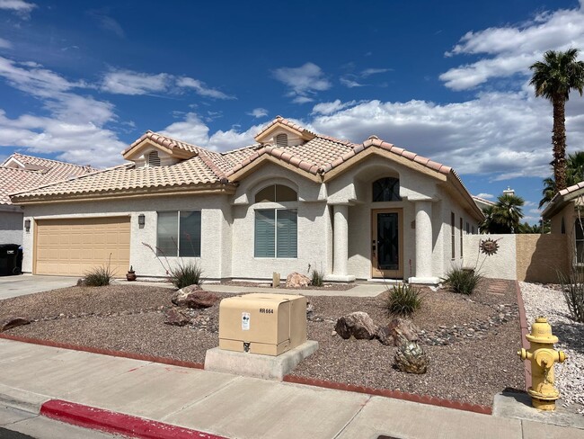 Single story home with pool - Single story home with pool
