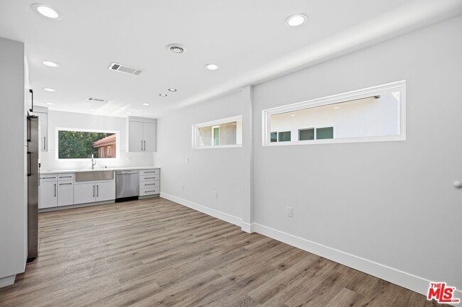 Photo - 11615 Burbank Blvd