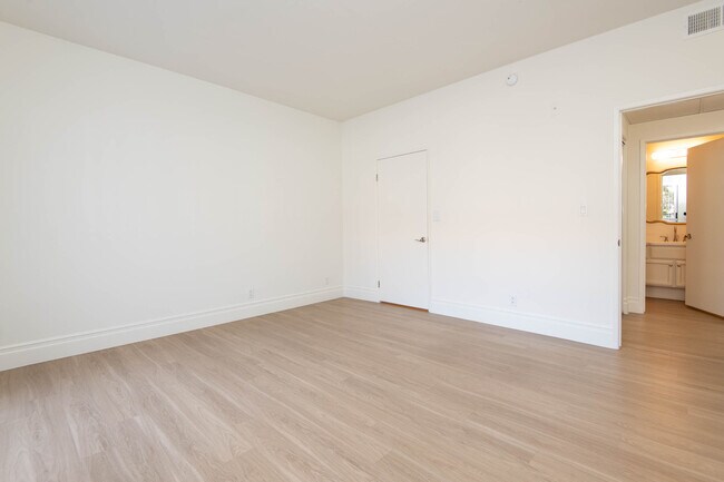 Photo - 10740 Woodbine