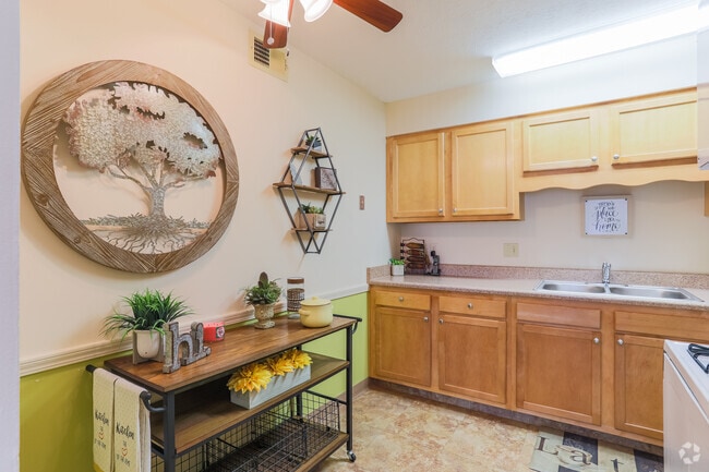 2BR, 1BA - 850 SF