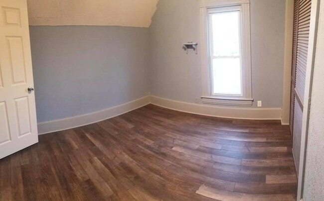Building Photo - Large spacious 1 bedroom apartment near Vi... Unit 822