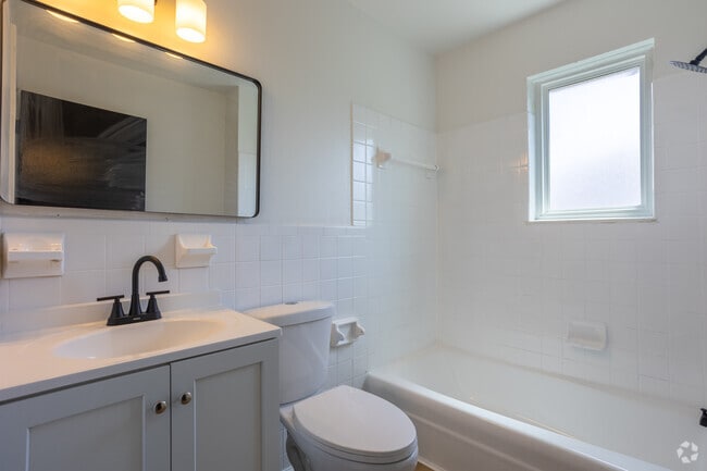 2BR, 1BA - 935SF - Bathroom
