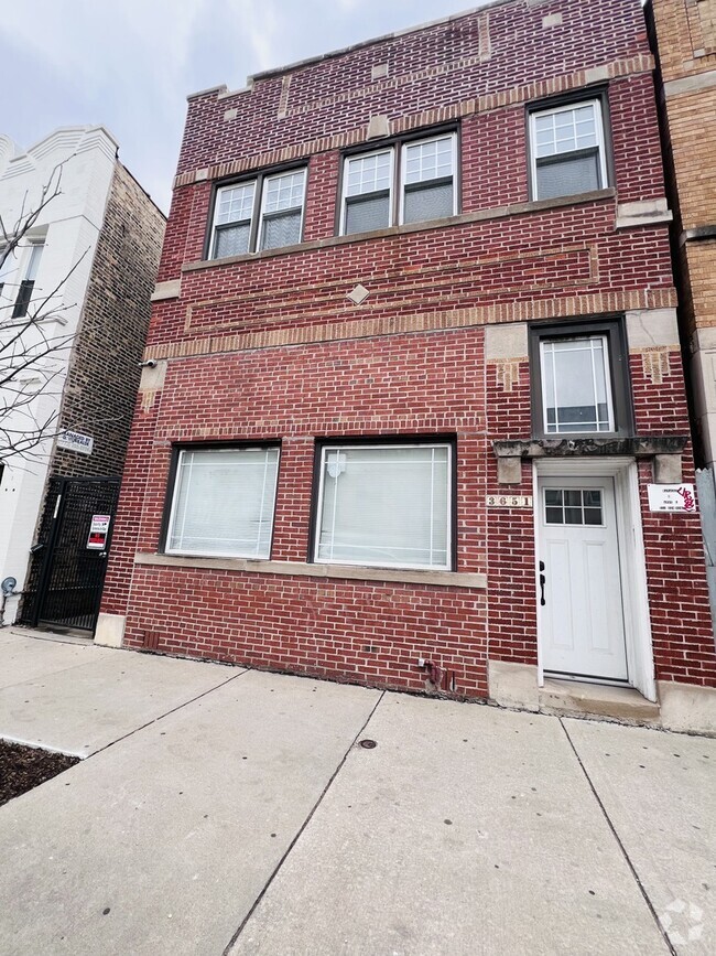 Building Photo - 3651 W Montrose Ave Rental