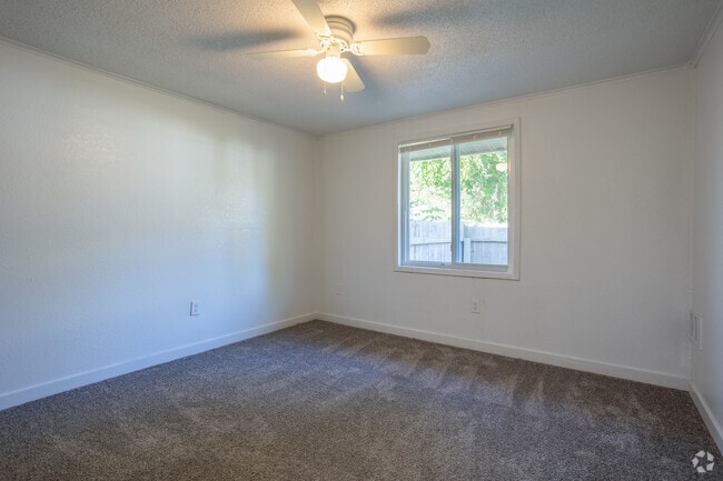 1BR, 1BA - 576SF - Bedroom