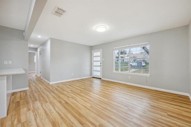 Photo - 1111 Lawson Ln