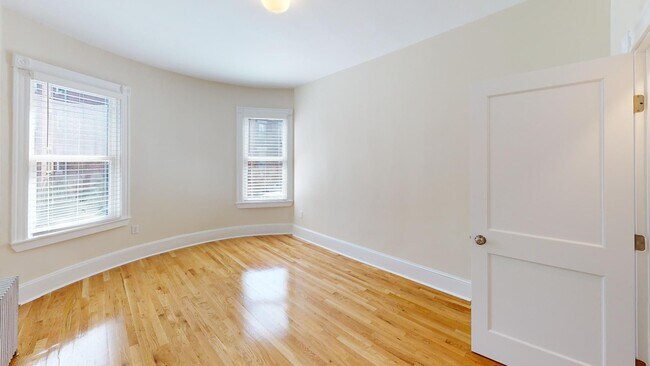 Photo - 2 Bedroom Split on Beacon St. No brokers F...