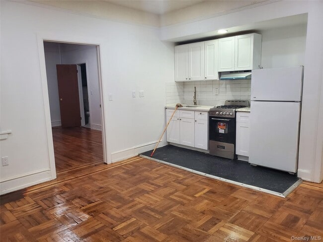 Building Photo - 37-50-3786 86th St Unit 34