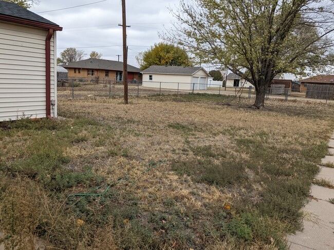 Photo - 118 W Avenue E