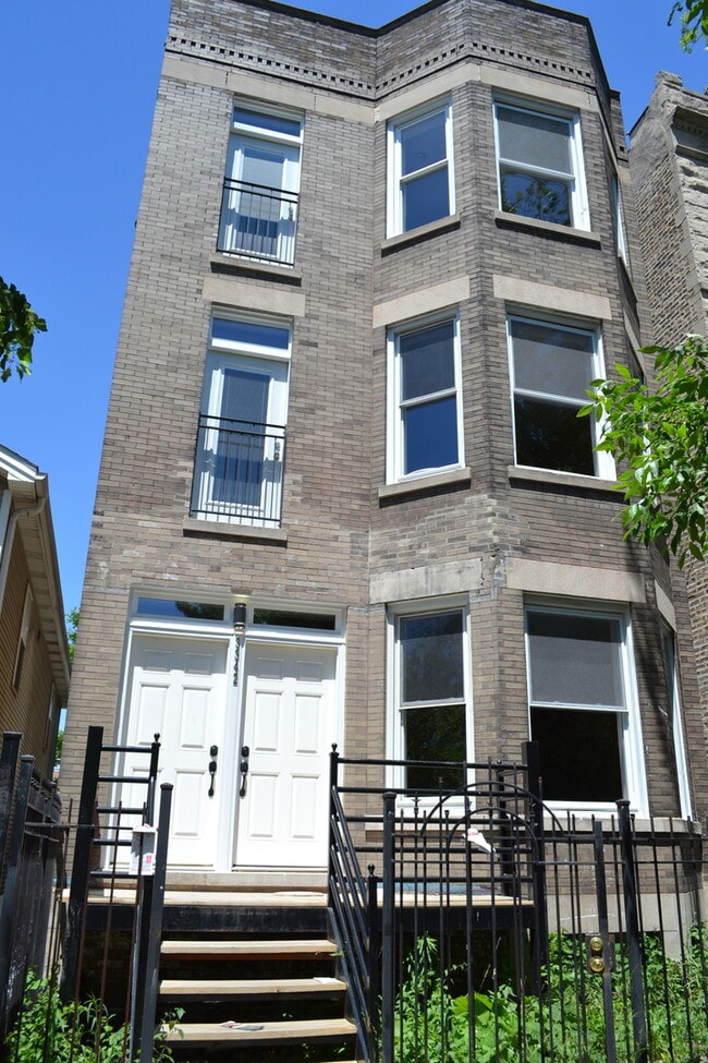 Building Photo - 3342 W Beach Ave Unit 2